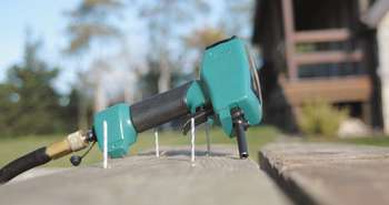 The nail puller Pneumatic tool for reclaiming old lumbe