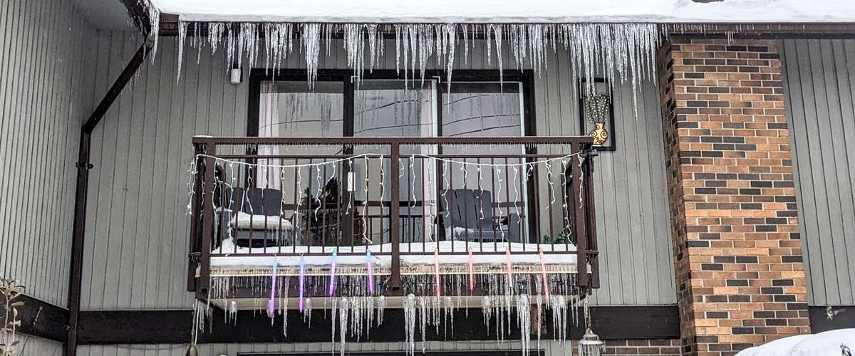 Ice dams on roofs & how to fix them