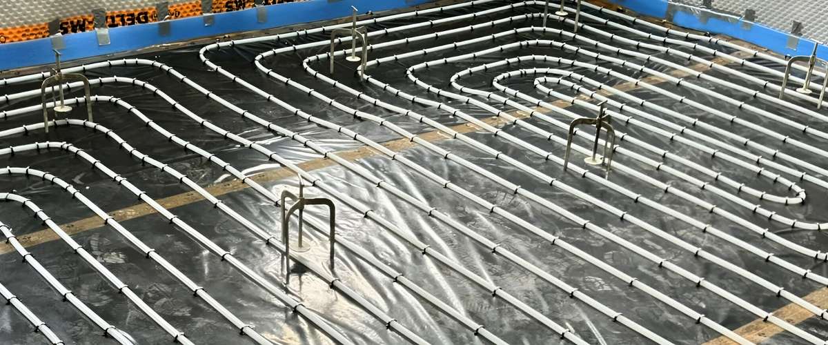 Waterproof floor screeding with underfloor hydronic heating