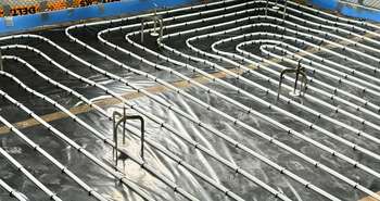 Waterproof floor screeding with underfloor hydronic heating