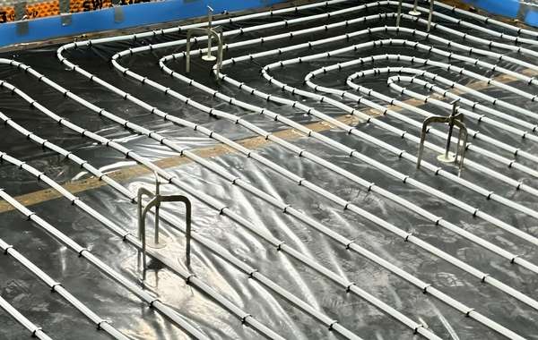 Waterproof floor screeding with underfloor hydronic heating