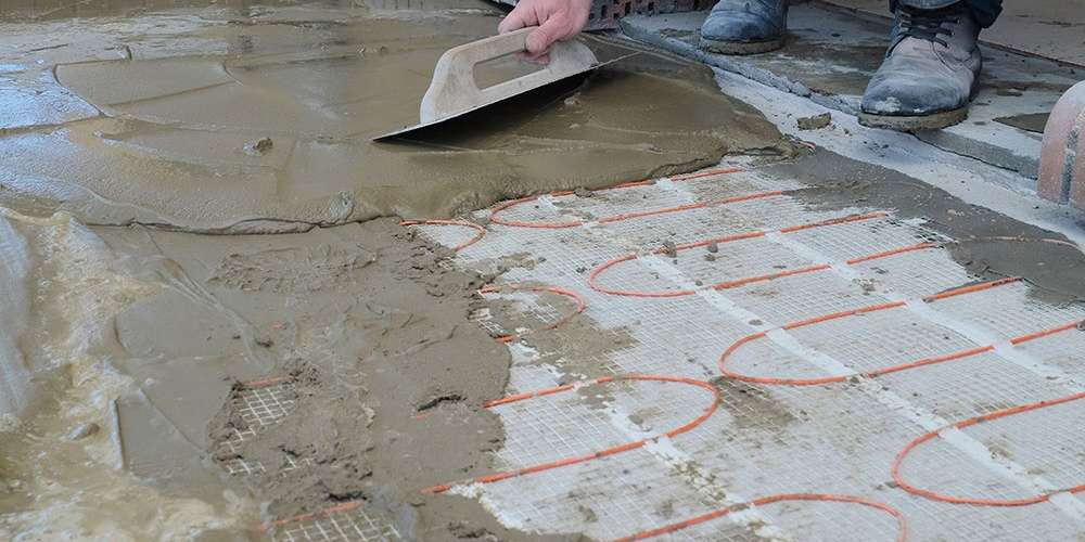 Waterproof floor screeding with under floor electric heating