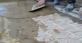 Waterproof floor screeding with under floor electric heating