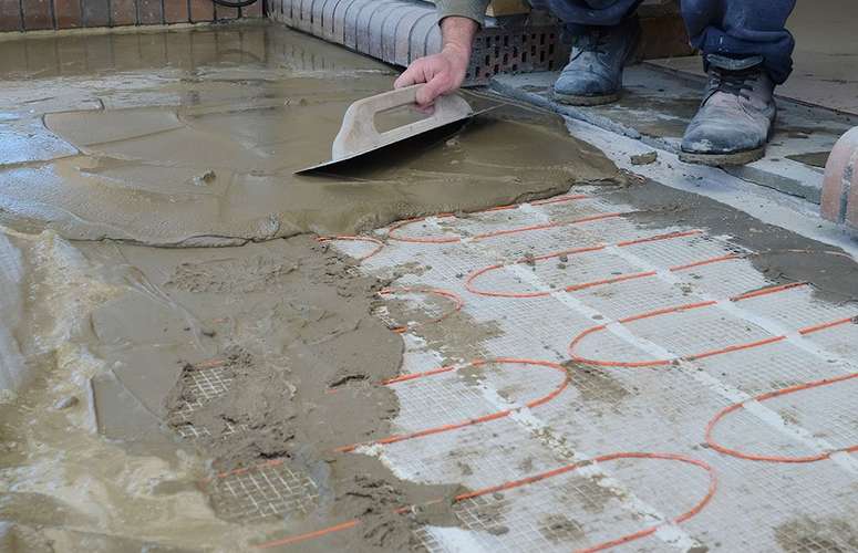 Waterproof floor screeding with under floor electric heating