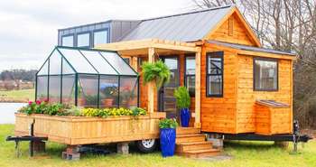 A tiny house with a greenhouse - yes it's possible!