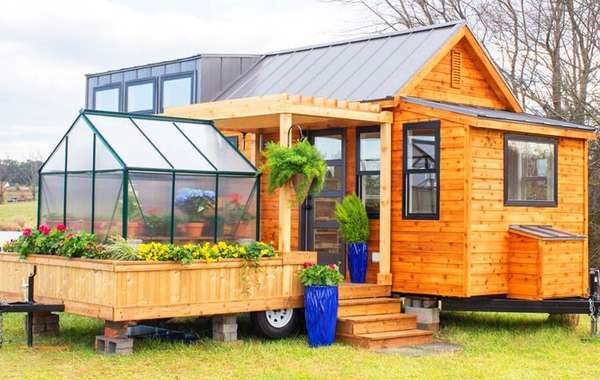 A tiny house with a greenhouse - yes it's possible!