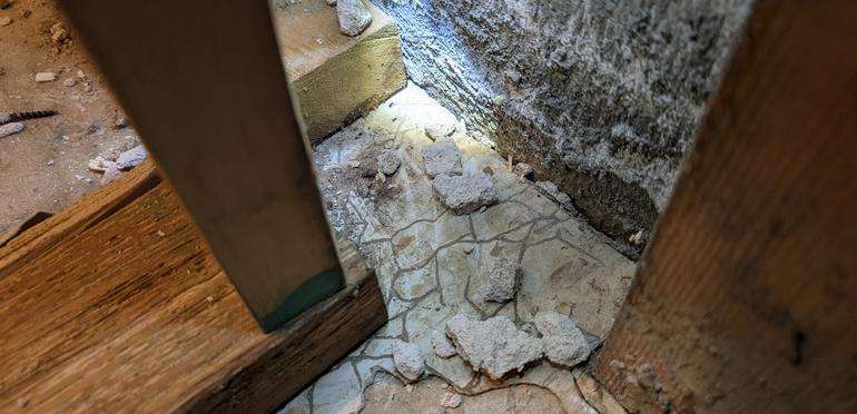 Humidity coming through concrete leads to mold and traces of solifluction and saltpeter deposits