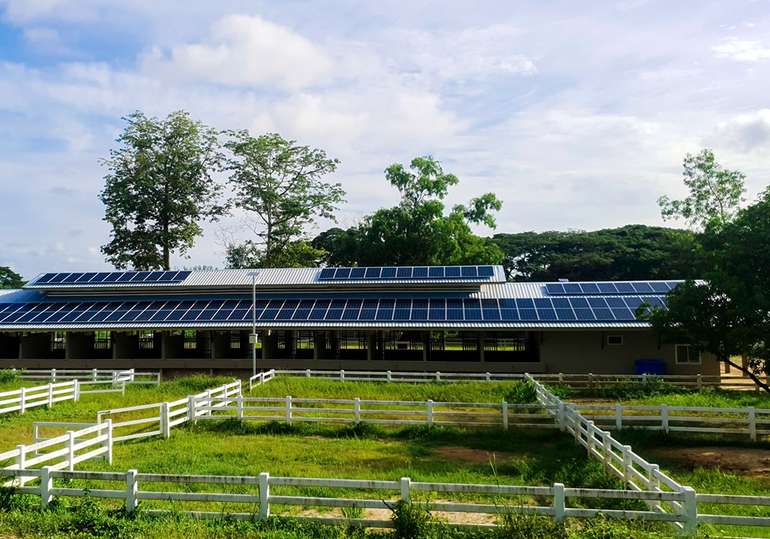 commercial rooftop solar panels on a barn in Quebec