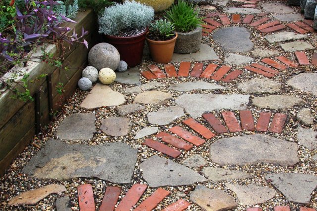 Recycled brick water permeable walkway