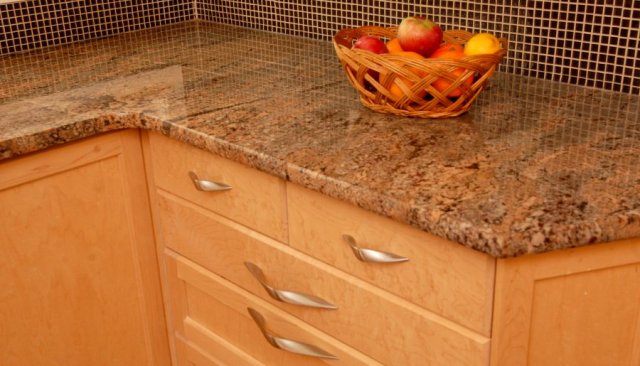 Custom green kitchen renovation by River Woodworks © Ecohome