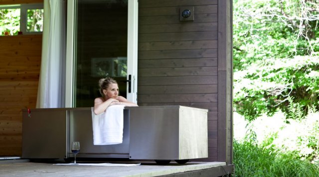 Bathtub on wheels