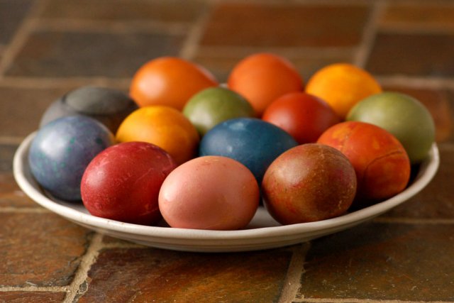 Non-toxic, naturally-dyed Easter eggs
